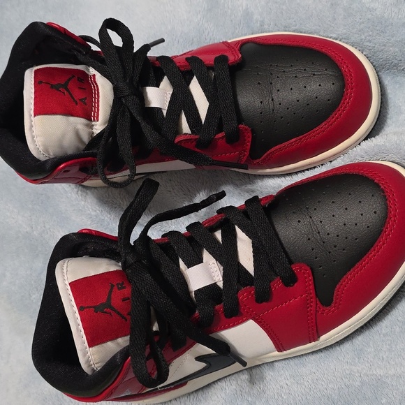 Air Jordan 2020 1 Mid GS 'Chicago Black Toe Size 4Y - Picture 12 of 12